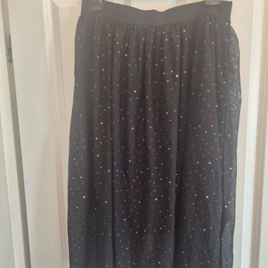 Midi-Rock schwarz mit Glitzerpunkten. Marke: Monki