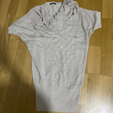 Maglione corto beige con collo morbido S/M