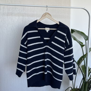 Dunkelblauer Pullover mit weissen Streifen