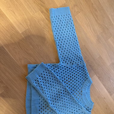 Lochstrick Pullover blau