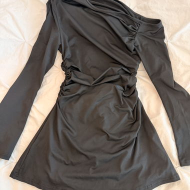 Robe noire à manches longues