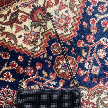 Schicke clutch in schwarzer perlenoptik
