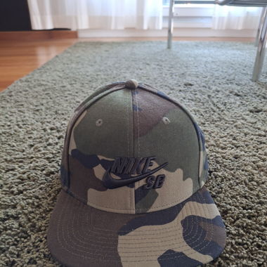 Cappellino con motivo militare