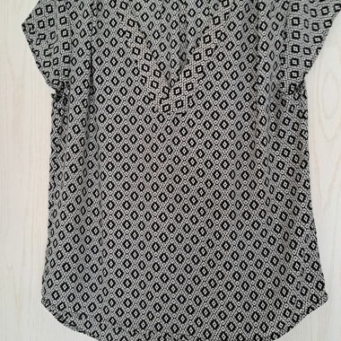 Black and white geometric pattern top