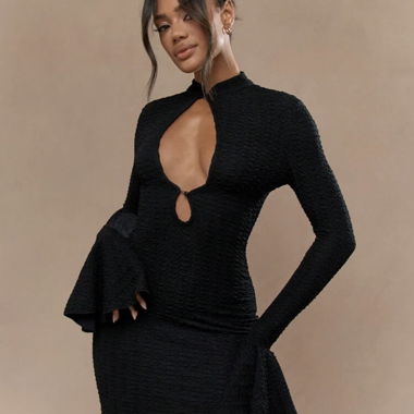 Abito corto nero con cut-out e maniche a campana