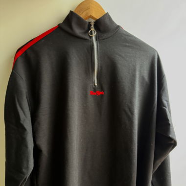 Schwarzer Pullover mit roten Details 