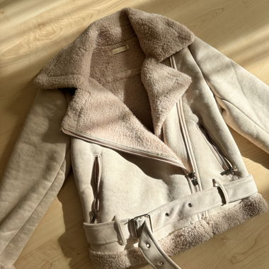 Giacca biker beige in ecopelliccia shearling