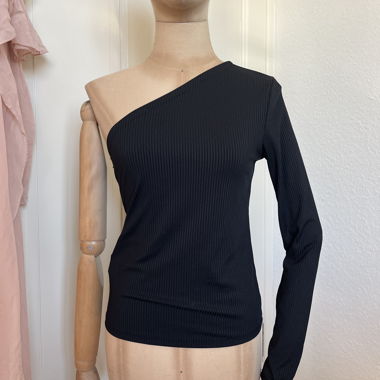 Top asymétrique côtelé noir Mango