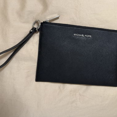 Pochette Michael Kors noire élégante et pratique