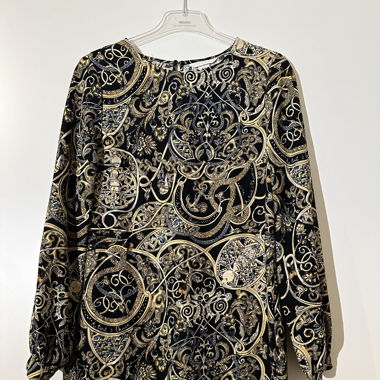 Kleid mit goldigem Muster