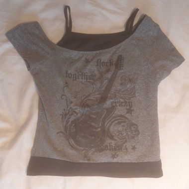 Top Grigio con Stampa Chitarre