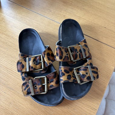 Löwenmuster-Sandalen von Pull&Bear
