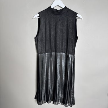 Schwarzes Plisseemidikleid