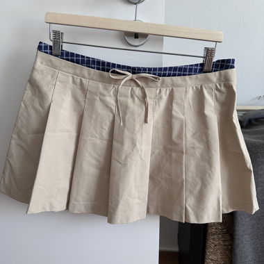 Gonna plissettata beige con nastro da annodare
