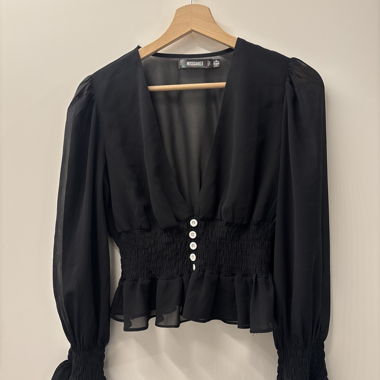 Blouse noire en voile à volant