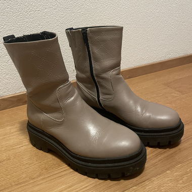 Stivali beige Tamaris con suole spesse