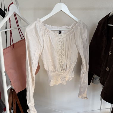 Blouse blanche à détails en dentelle