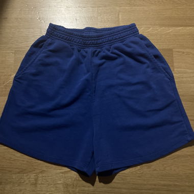 Short bleu foncé avec écritures blanches