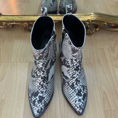 Schuhe mit Schlangenprint aus Leder