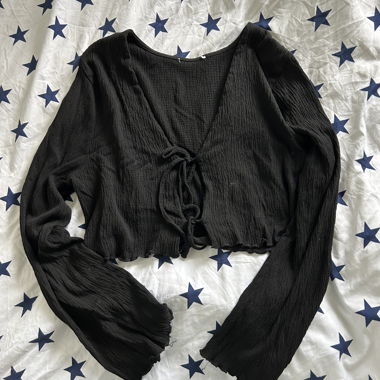 Blouse noire nouee