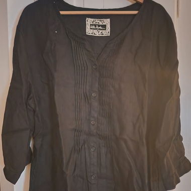 Blusa nera con patta abbottonata