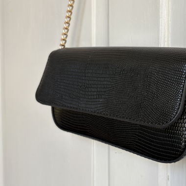 Schwarze und goldene Handtasche