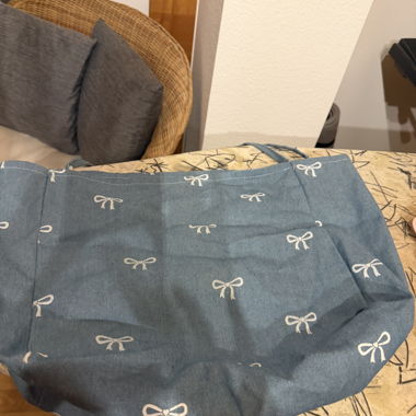 Sac tote bleu avec nœud