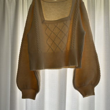 Hübsches sweater mit puffigen Ärmel