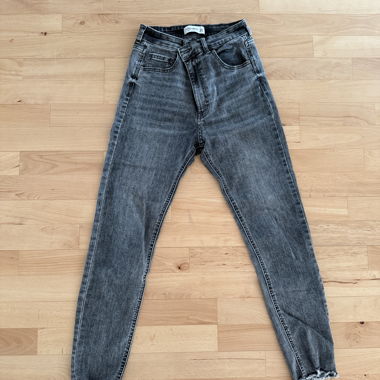Graue Jeans