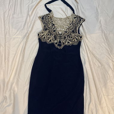 Robe élégante bleu foncé avec dentelle dorée