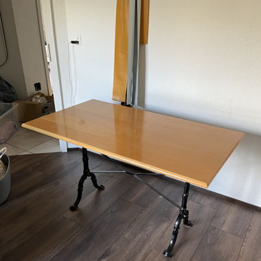 Tisch mit Gusseisenfuss
