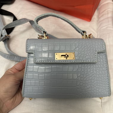 Kleine graue Handtasche mit Kroko-Prägung