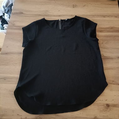 Blusa nera a maniche corte