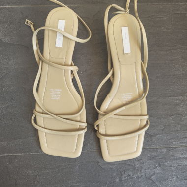 Sandales en cuir beige