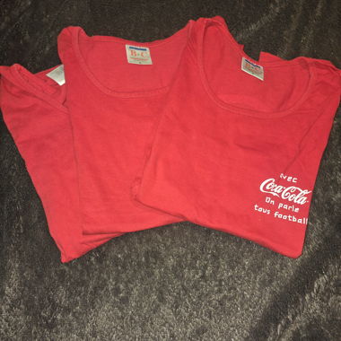 3 rote Coca-Cola Sportleibchen