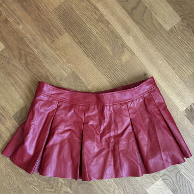 jupe rouge foncé