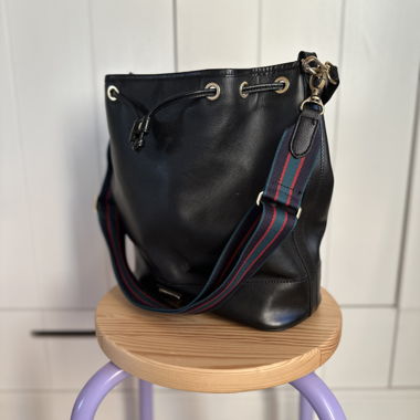 Schwarze Bucket Bag Mollerus