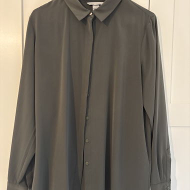 Weite graue Bluse mit langen Ärmeln