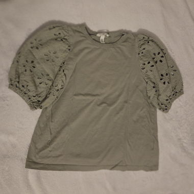 Mintgrünes Shirt mit Blumen Details