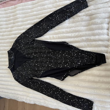 Schwarzer Body mit Glitzersteinen