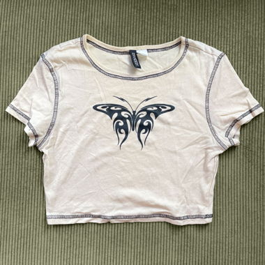 Beiges Crop Top mit Neotribal-Schmetterling