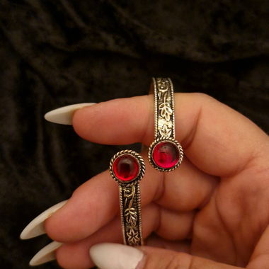 Blumenarmband mit rotem Stein