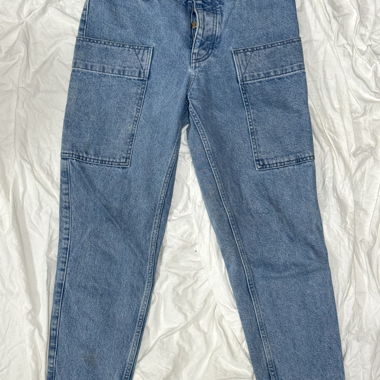Jeans blu con grandi tasche
