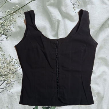 Haut noir lacé dans le dos