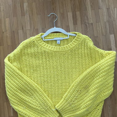 Gelber Strickpullover