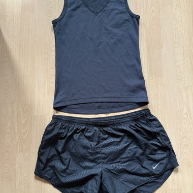 Sport-Set Nike Shorts und Odlo Tanktop