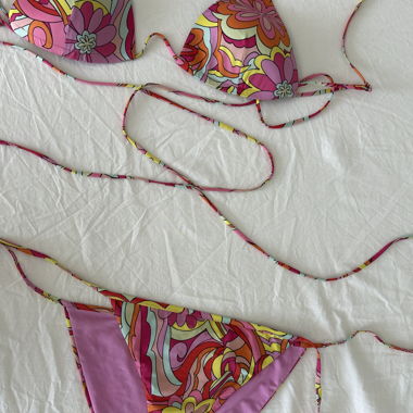 Set bikini dai colori accesi
