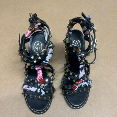 Sandales à talon cloutées