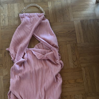 Robe rose décolleté et dos nus 