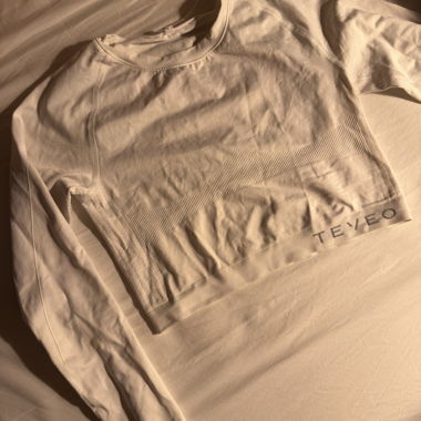 T-shirt à manches longues Teveo de couleur blanche